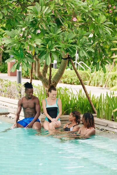 Grupo Amigos Sonrientes Relajándose Piscina Del Hotel Spa Discutiendo Planes — Foto de Stock