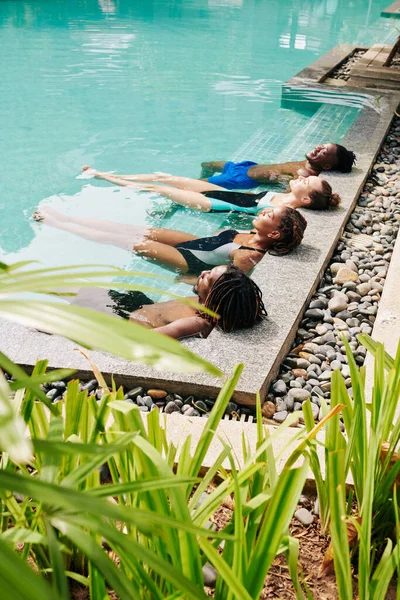 Ajuste Jovens Que Relaxam Piscina Hotel Spa Deitado Água Desfrutando — Fotografia de Stock