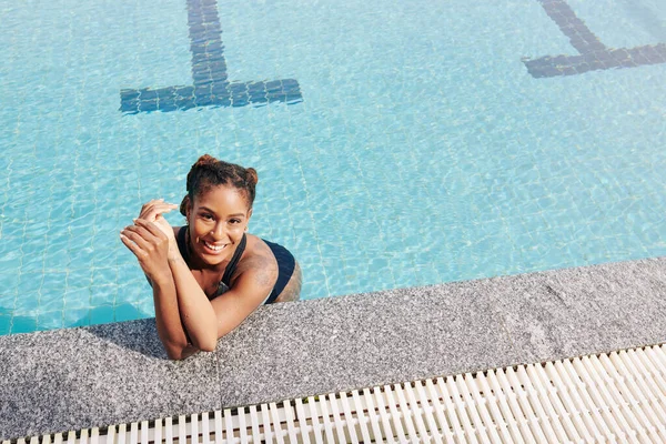 Smiling Attractive Young Woman Standing Swimming Pool Hotel Resort Looking — Stock Photo, Image