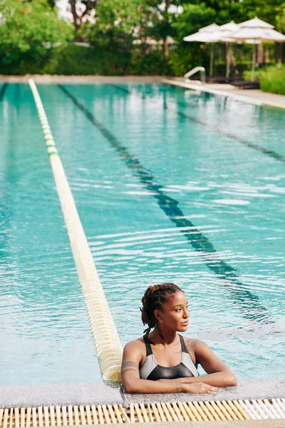 競泳プールに立つ水着姿の魅力的な若い女性の肖像 — ストック写真