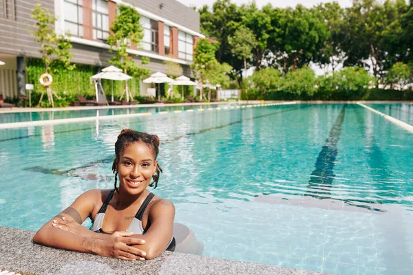 Retrato Mujer Joven Hermosa Refrescante Piscina Del Balneario Día Soleado — Foto de Stock