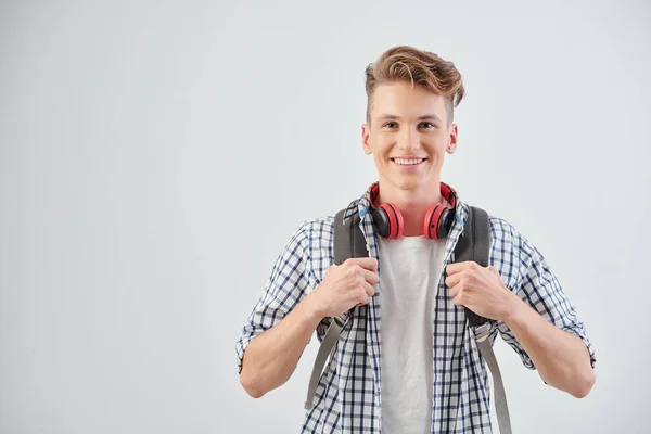 Portrét Pozitivního Dospívajícího Chlapce Stojícího Batohem Sluchátky Kolem Krku — Stock fotografie