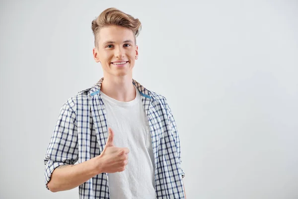 Retrato Adolescente Alegre Con Sonrisa Dentada Mostrando Los Pulgares Hacia —  Fotos de Stock