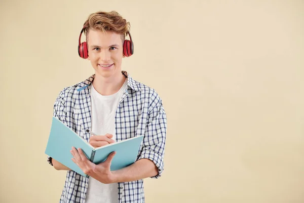 Porträtt Leende Tonåring Hörlurar Som Lyssnar Engelskalärare Och Antecknar Copybook — Stockfoto