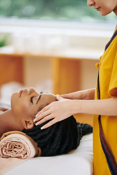 Zrelaksowany Młody Czarny Kobieta Korzystających Masażu Głowy Salonie Spa — Zdjęcie stockowe