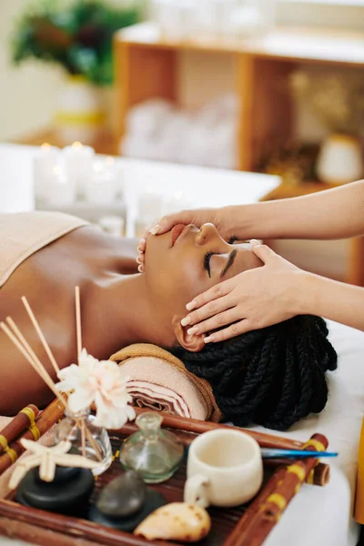 Linda Jovem Negra Desfrutando Massagem Facial Cabeça Salão Spa Quando — Fotografia de Stock