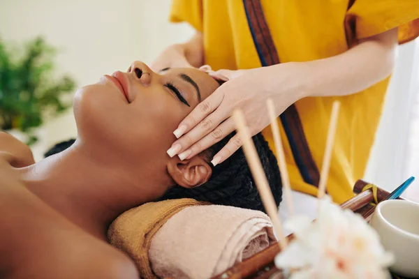 Profesjonalny Masażysta Daje Relaksujący Masaż Głowy Uśmiechniętej Pięknej Czarnej Kobiecie — Zdjęcie stockowe