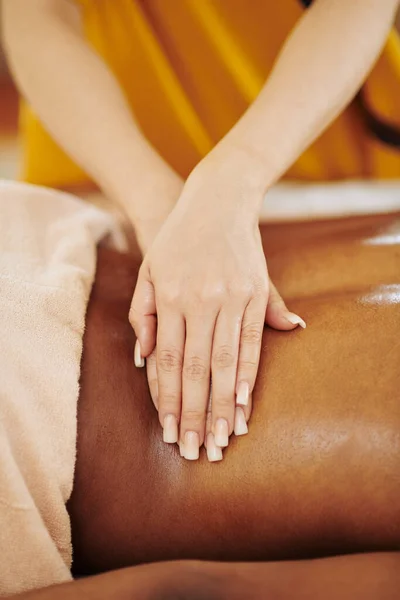 Terapeuta Massageando Lombar Mulher Jovem Com Óleo Quente Aplicando Pressão — Fotografia de Stock