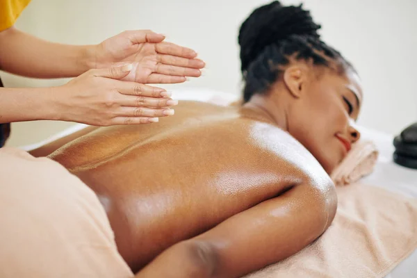 Terapistin Organik Yağlı Genç Siyahi Bir Kadına Masaj Yaparken Çekilmiş — Stok fotoğraf
