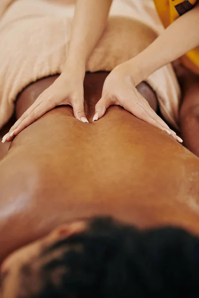 Imagem Close Terapeuta Massagear Costas Mulher Fazendo Longos Derrames Para — Fotografia de Stock