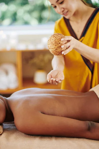 Esteticista Derramando Óleo Massagem Parte Trás Cliente Feminino Antes Dar — Fotografia de Stock