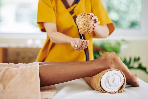 Imagem Close Mulher Esteticista Derramando Óleo Coco Mão Para Aquecê — Fotografia de Stock