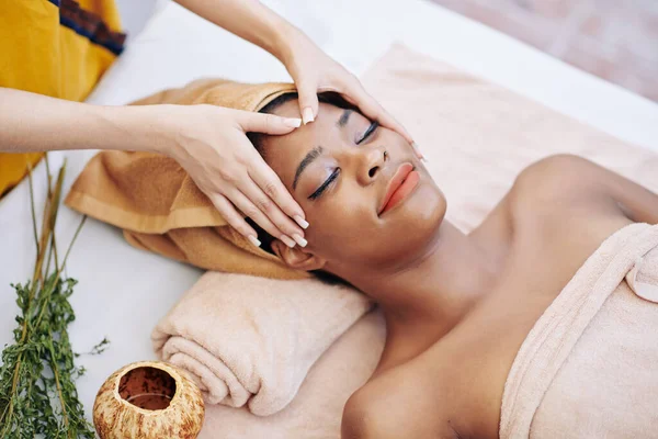 Sorridente Giovane Donna Ottenere Rilassante Massaggio Viso Ringiovanente Nel Salone — Foto Stock