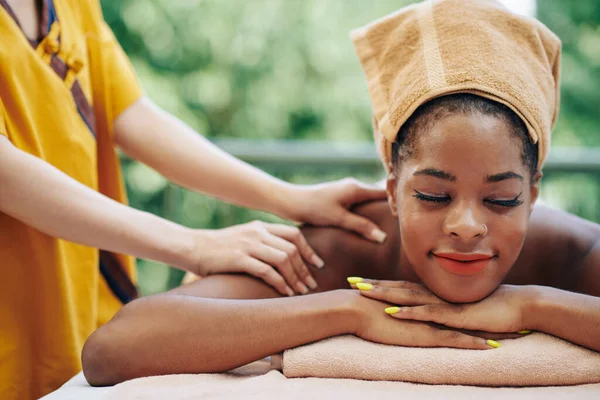 Hermosa Joven Negra Recibiendo Masaje Espalda Hombros Salón Spa Cerrando —  Fotos de Stock