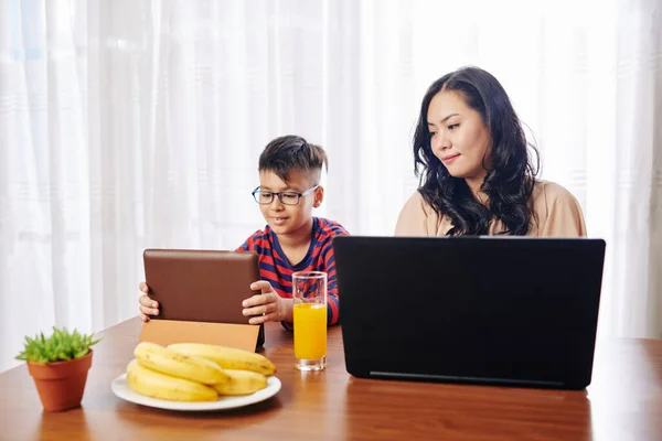 Schöne Junge Frau Küchentisch Die Laptop Arbeitet Ihr Sohn Sitzt — Stockfoto