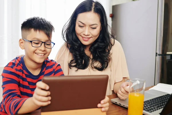 Vrij Lachende Jonge Vrouw Kijken Educatieve Video Digitale Tablet Met — Stockfoto