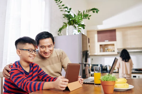 Glada Vietnamesiska Far Och Son Titta Utbildningsvideo Surfplatta Dator När — Stockfoto