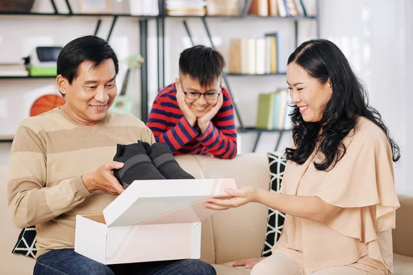 Allegro Uomo Maturo Che Apre Regalo Dalla Sua Famiglia Tira — Foto Stock