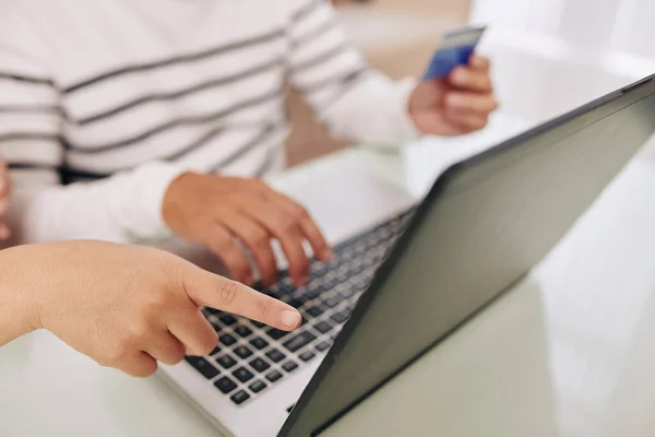 Imagem Close Criança Apontando Para Tela Laptop Quando Mãe Paga — Fotografia de Stock