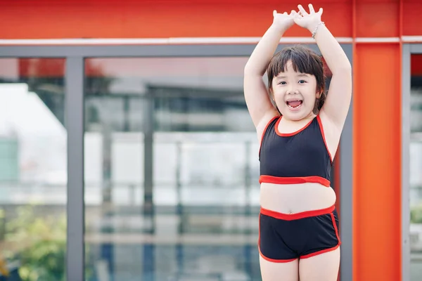 Heyecanlı Küçük Vietnamlı Kızın Portresi Kollarını Kaldırıyor Havuza Atlamaya Hazırlanıyor — Stok fotoğraf