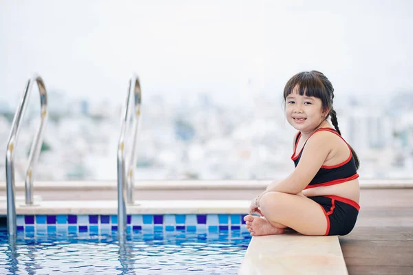 Fröhliches Kleines Vietnamesisches Mädchen Sitzt Rand Des Swimmingpools Und Blickt — Stockfoto