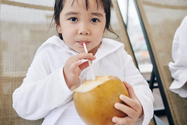 Portret Małej Wietnamki Szlafroku Sączącej Wodę Kokosową Kąpieli Basenie — Zdjęcie stockowe