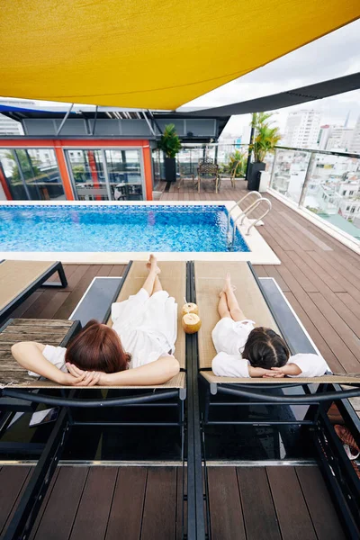 Mutter Und Kleine Tochter Genießen Das Gemeinsame Wochenende Liegestühlen Pool — Stockfoto