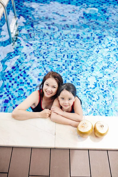 Souriant Femme Asiatique Heureuse Petite Fille Debout Bord Piscine Boire — Photo