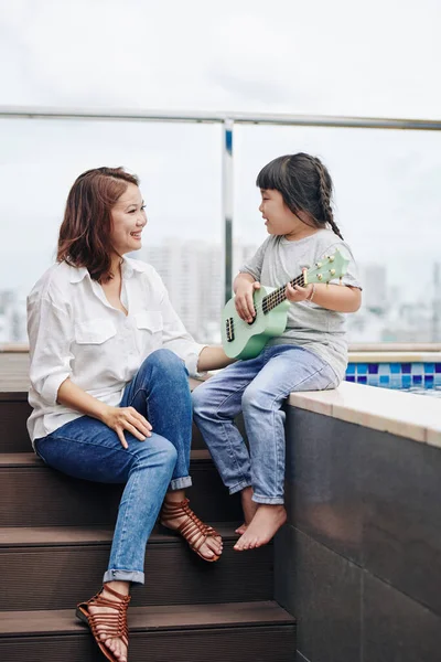 Adorável Talentosa Menina Asiática Tocando Ukulele Canto Canção Para Sua — Fotografia de Stock