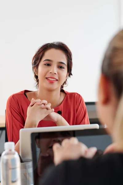 Sonriendo Bonita Mujer Negocios India Hablando Con Colega Sentado Escritorio — Foto de Stock