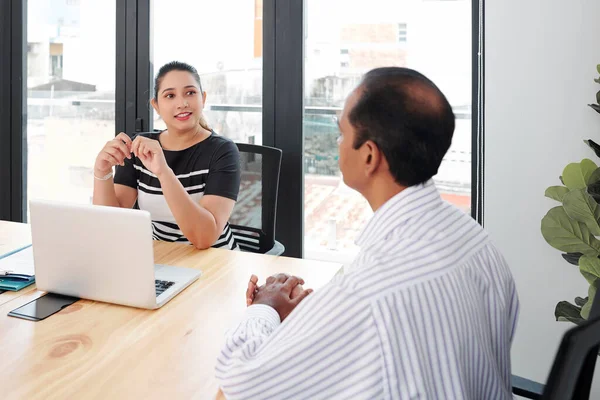 Emocionado Empresario Indio Feliz Sentado Mesa Con Ordenador Portátil Abierto — Foto de Stock