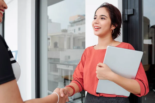 Sonriendo Bonita Mujer Negocios India Con Portátil Saludando Colega Femenina — Foto de Stock