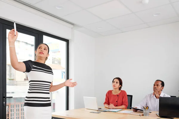 Empresaria Asiática Realizando Presentaciones Diciéndole Compañera Trabajo Cómo Compañía Puede — Foto de Stock