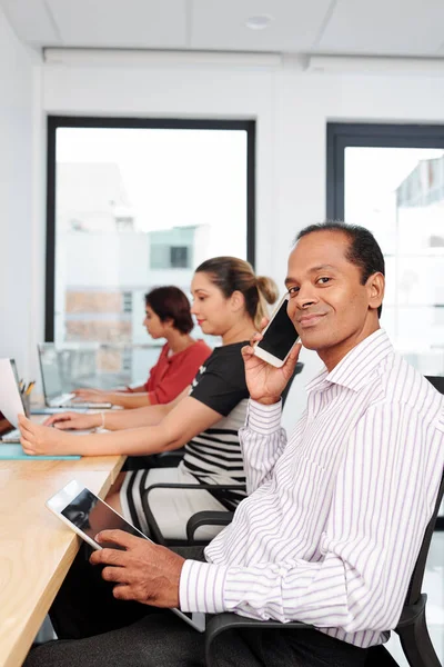 Uśmiechnięty Indyjski Biznesmen Przy Stole Przestrzeni Coworking Sprawdza Maile Tablecie — Zdjęcie stockowe