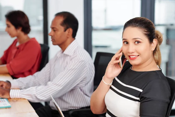 Retrato Mujer Empresaria India Feliz Hablando Por Teléfono Con Socio — Foto de Stock