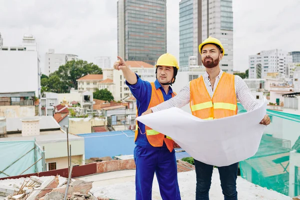 Construtor Mostrando Parede Acabada Para Empreiteiro Com Projeto Construção Mãos — Fotografia de Stock