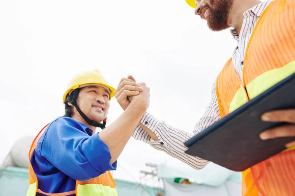 Empreiteiro Feliz Engenheiro Chefe Apertando Mãos Depois Terminar Trabalho Grande — Fotografia de Stock