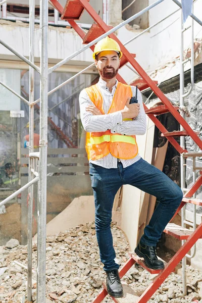 Retrato Empreiteiro Confiante Feliz Colete Laranja Brilhante Chapéu Duro Escada — Fotografia de Stock