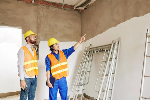 Grumpy Builder Visar Läckande Tak Rummet För Byggnad Uppbyggnad Till — Stockfoto