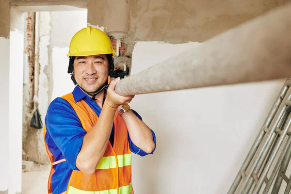 Retrato Del Constructor Vietnamita Sonriente Chaleco Naranja Brillante Tubo Metal —  Fotos de Stock