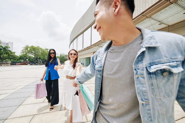 Joven Vietnamita Alegre Tirando Mano Novia Amigo Con Bolsas Compras —  Fotos de Stock