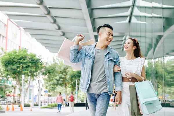 Vrolijke Jonge Vietnamese Echtpaar Lopen Straat Het Winkelen Het Winkelcentrum — Stockfoto