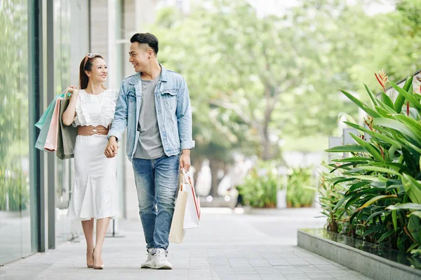 Gelukkig Jong Vietnamees Paar Hand Hand Bij Het Lopen Straat — Stockfoto