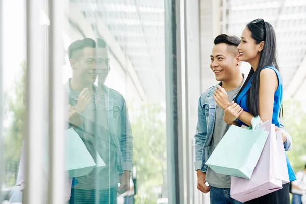 Abrazando Joven Hermosa Pareja Con Bolsas Compras Mirando Los Maniquíes —  Fotos de Stock