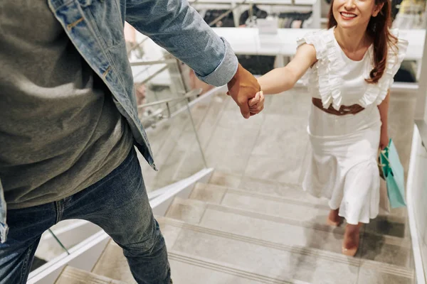 Gehakt Beeld Van Man Die Hand Hand Van Zijn Vriendin — Stockfoto