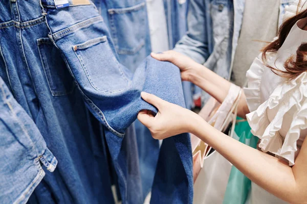Imagen Cerca Joven Mujer Eligiendo Jeans Los Grandes Almacenes — Foto de Stock