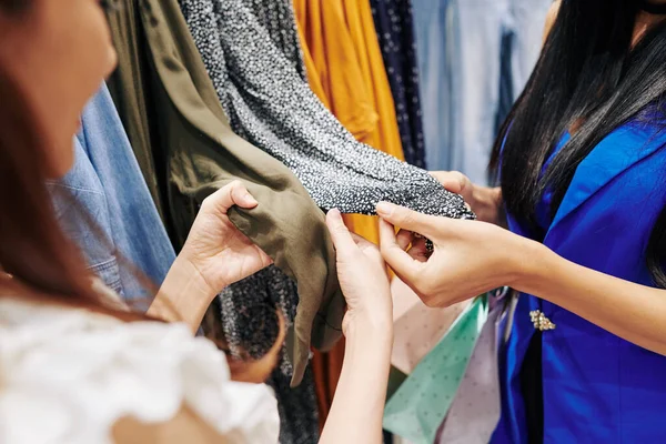 Imagen Cerca Mujeres Jóvenes Comprobando Tela Blusas Elegir Ropa Centro — Foto de Stock