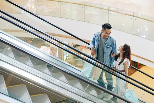 Glückliches Junges Asiatisches Paar Mit Papiertüten Die Auf Einer Rolltreppe — Stockfoto