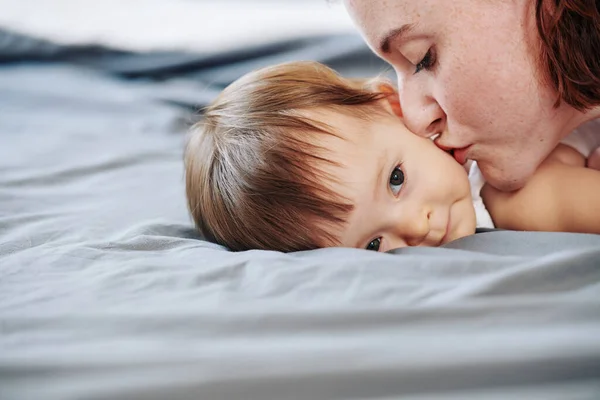 Närbild Unga Mor Kyssa Sin Lilla Dotter Kinden När Hon — Stockfoto