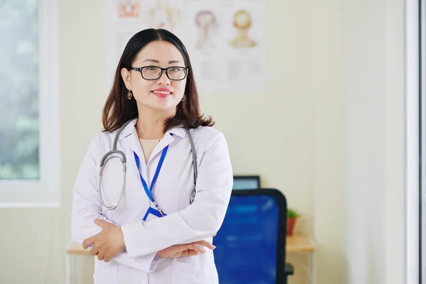 Retrato Mujer Asiática Sonriente Médico Pie Oficina Mirando Cámara —  Fotos de Stock